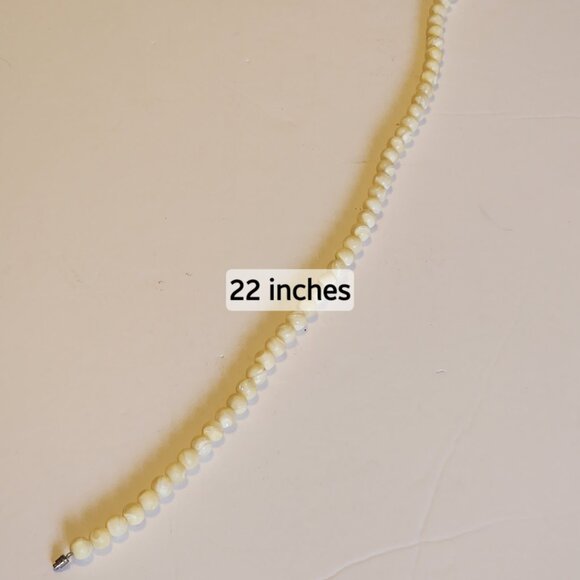 21" , Mother of Pearl Vintage  5 mm Lustrous Round Beads Necklace, Barrel Clasp - Picture 3 of 3